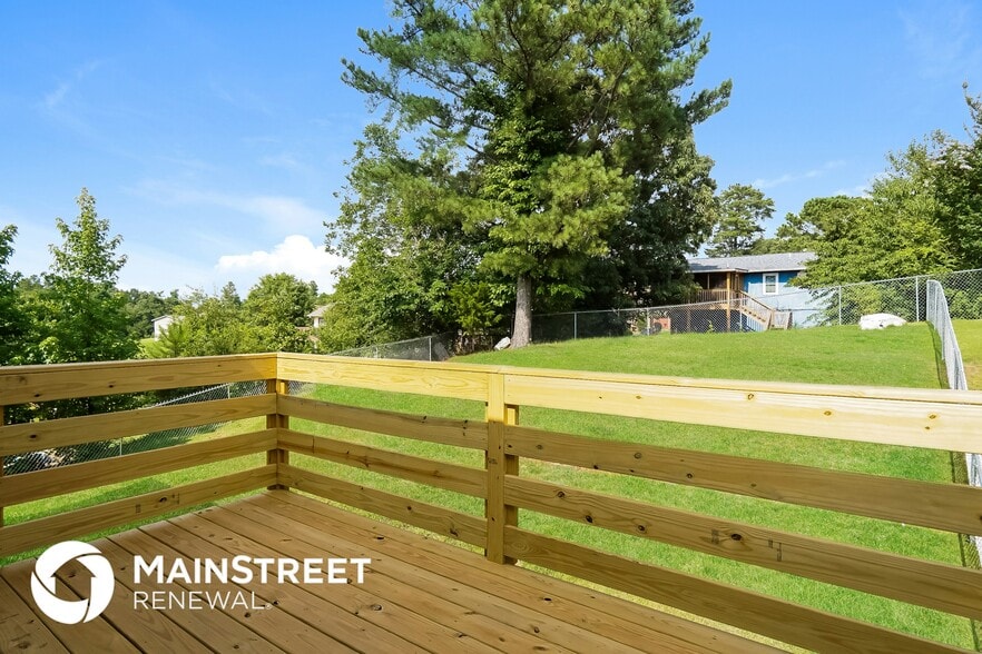 Building Photo - 1833 Huntington Dr