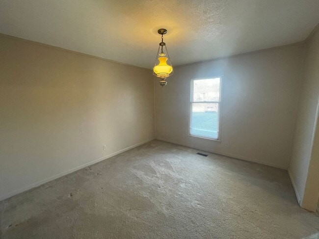 Building Photo - 3 bedroom 2 bathroom  house available now!  Bonus Room!