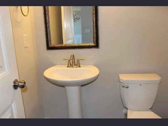 Building Photo - 428 Silver Brook Dr