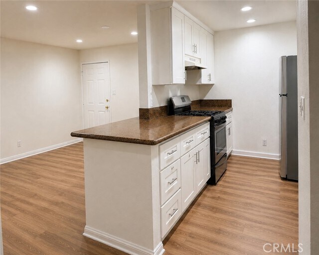 Building Photo - 10636 Woodley Ave