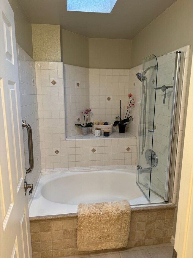 Building Photo - Short Term Furnished Beautiful SIngle Story Home