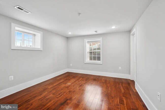 Building Photo - 837 Shepherd St NW