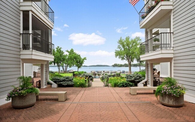 Building Photo - Spacious Main-Level Living in the Heart of Excelsior