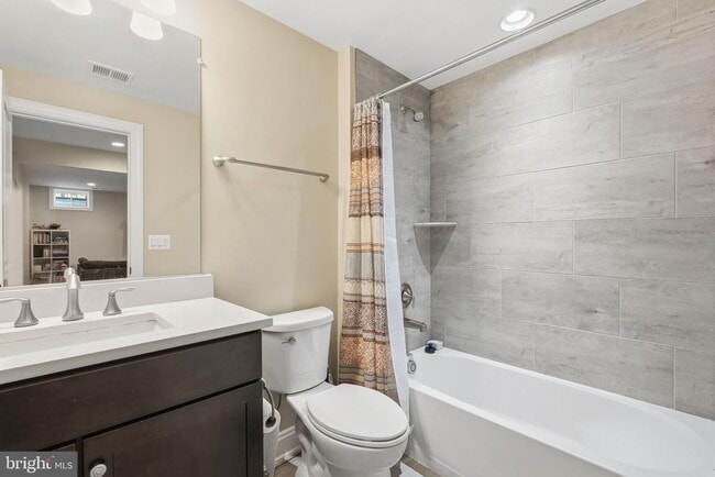 Building Photo - 2516 Villanova Dr