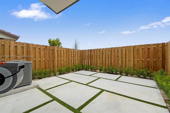 Building Photo - $2550 2634 SE 29 St