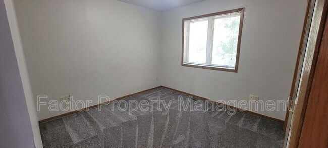 Building Photo - 160 Balcerzak Dr