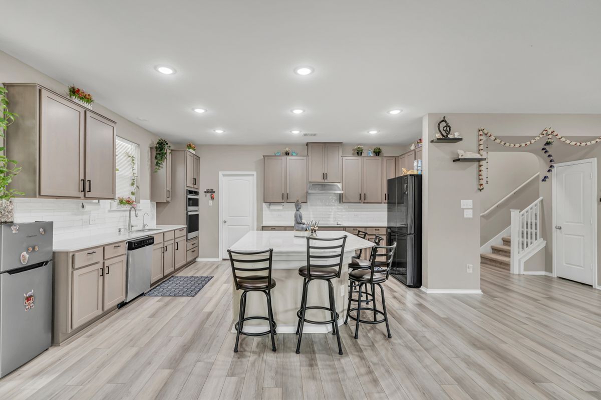 Building Photo - 520 Ayinger Ln