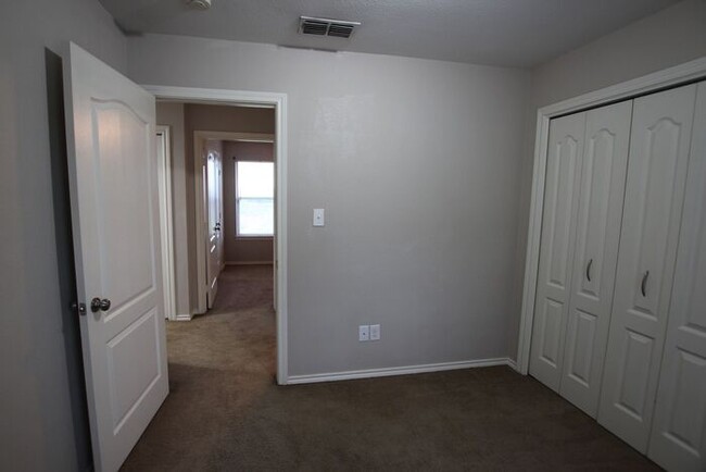 Building Photo - Tour Today! 2 Bed 1.5 Bath Townhome in Lin...