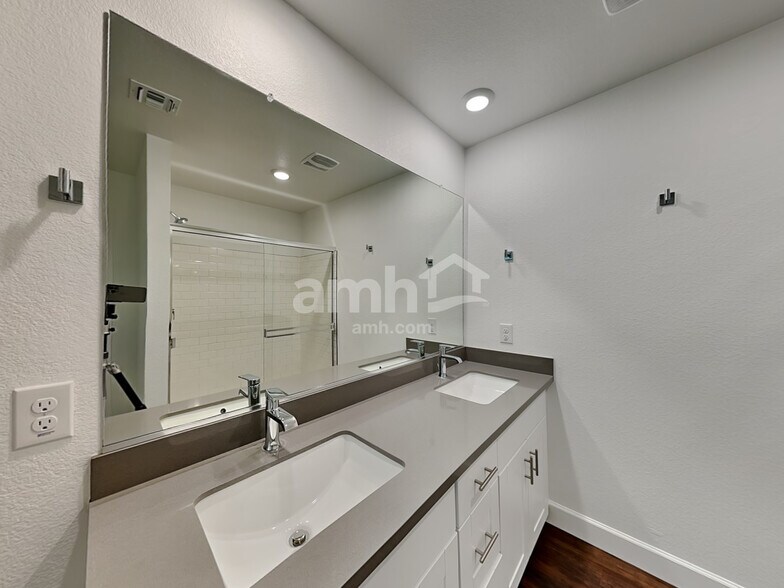 Building Photo - 6622 S 42nd Ln