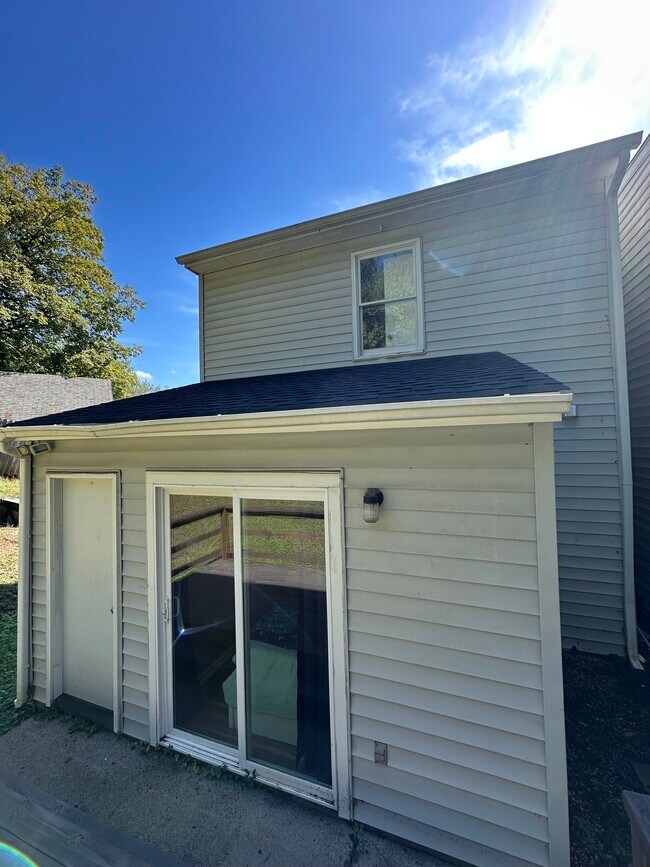 Building Photo - 925 Rives St