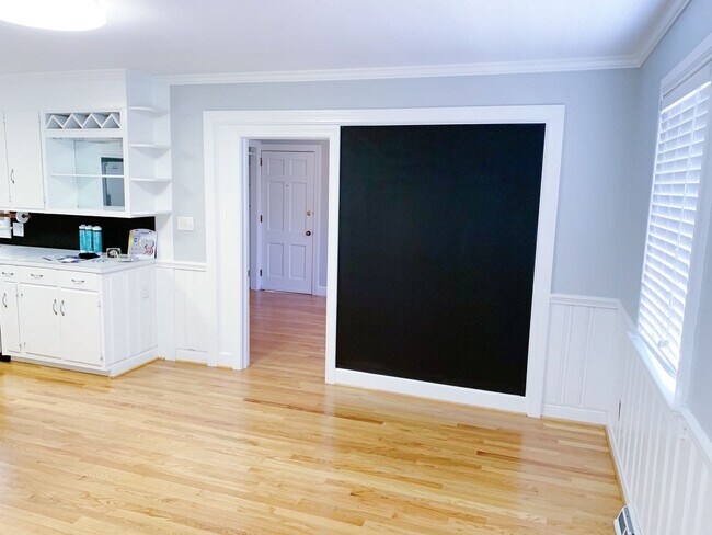 Building Photo - Beautiful 4 Bedroom 2 Bathroom home in the...