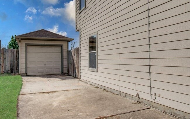 Building Photo - 6131 Scotchwood Dr