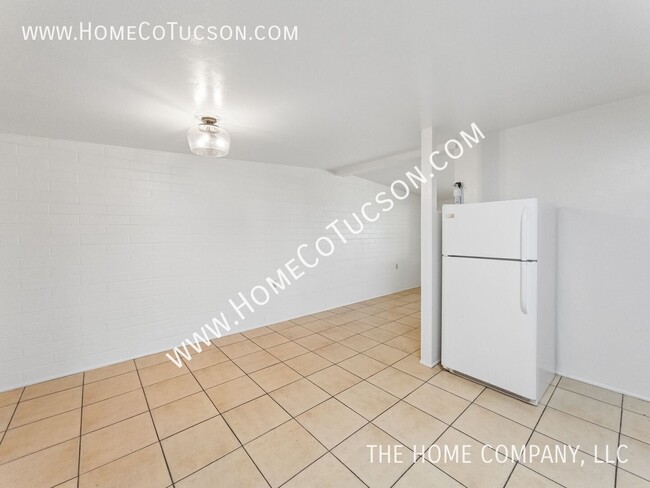 Building Photo - 1446 E Iowa Dr
