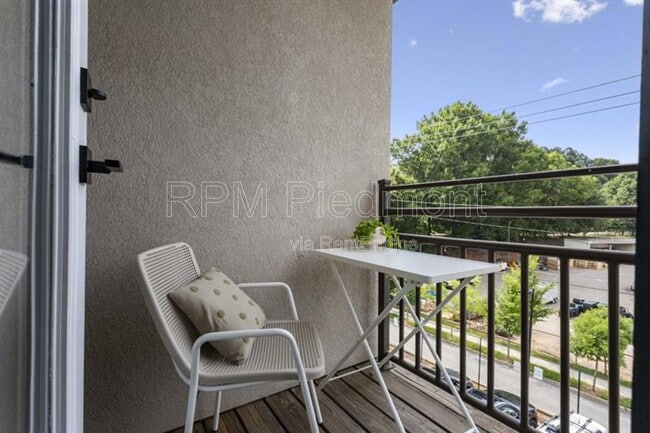 Building Photo - 174 Chester Ave SE