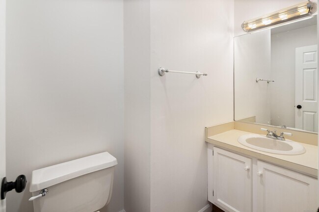 Building Photo - 8 Driftway Rd