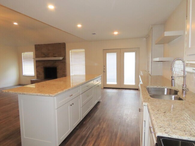 Building Photo - Updated in 2024! Gorgeous 3 Bedroom, 2 Bat...