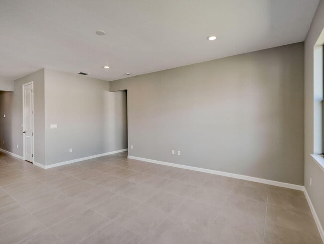 Building Photo - 757 SE Courances Dr