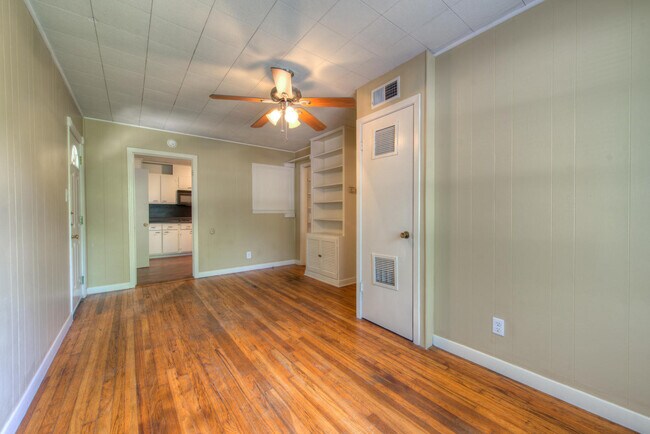 Building Photo - UT PRE-LEASE: 4 bed/2 bath North Campus home for pre-Lease. Features wood floors and many updates