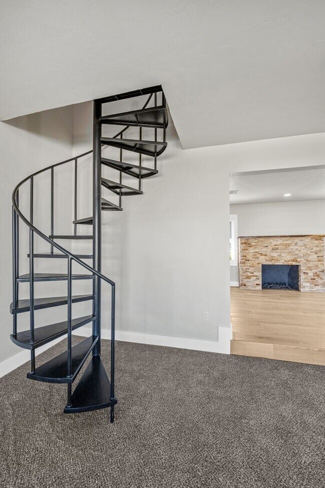 Building Photo - 5 Bedroom