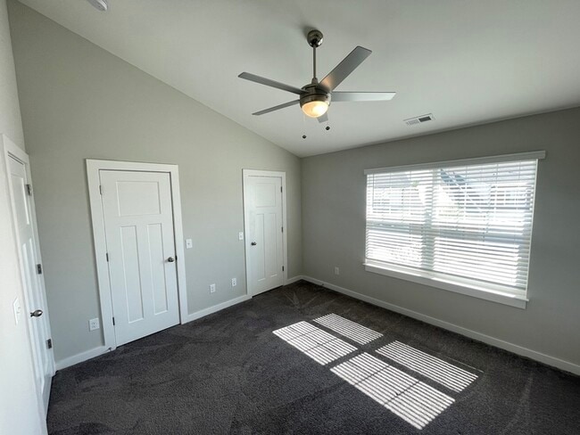 Building Photo - Robinson Rowhouses 2 bedroom with fenced p...