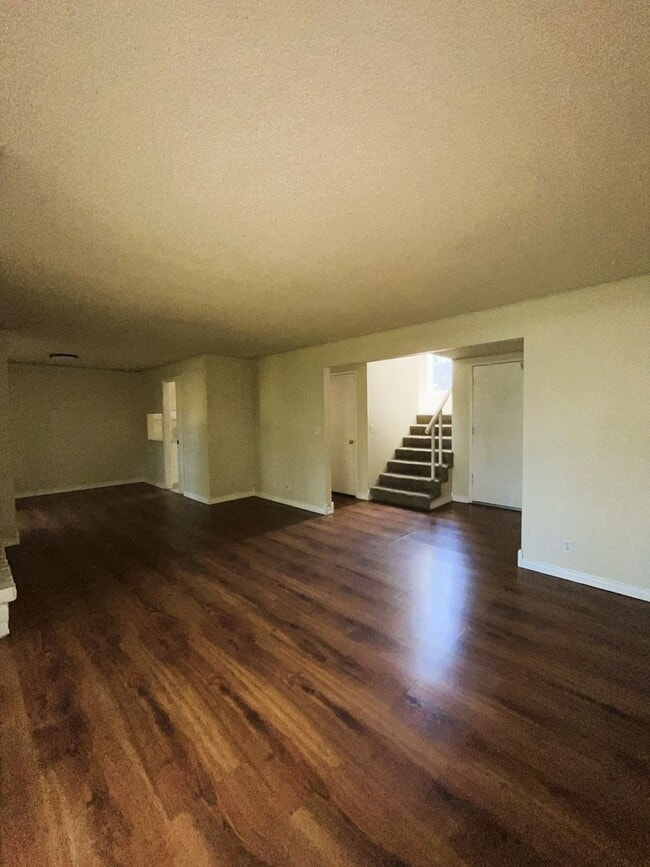 Building Photo - 2 Bedroom 2.5 Bathroom Townhome $500 Off M...