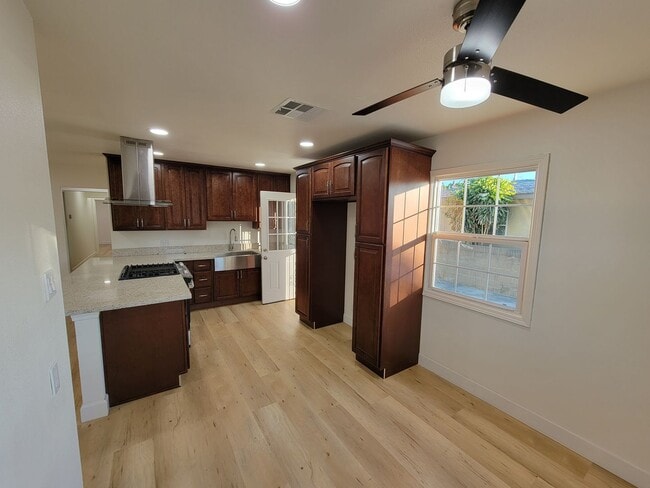 Building Photo - Renovated 3 Bed, 2 Bath 1122 Sqft front un...