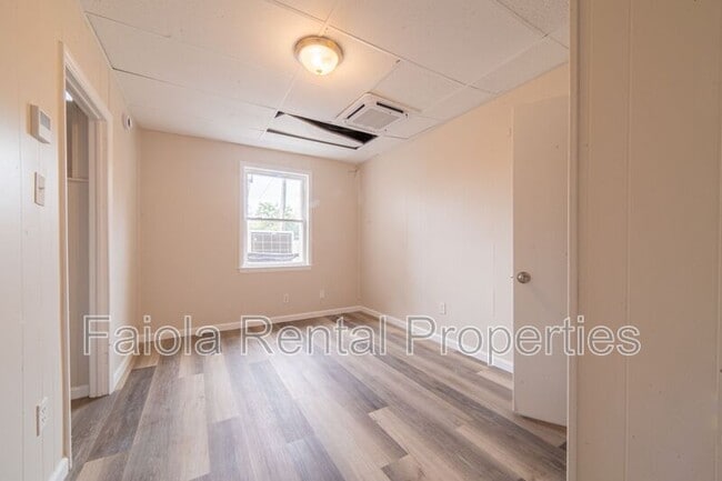 Building Photo - 112 N High St