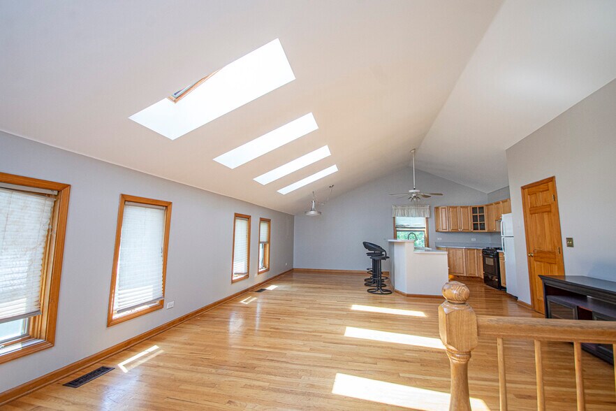 Sunny Open floorplan - 131 Washington St