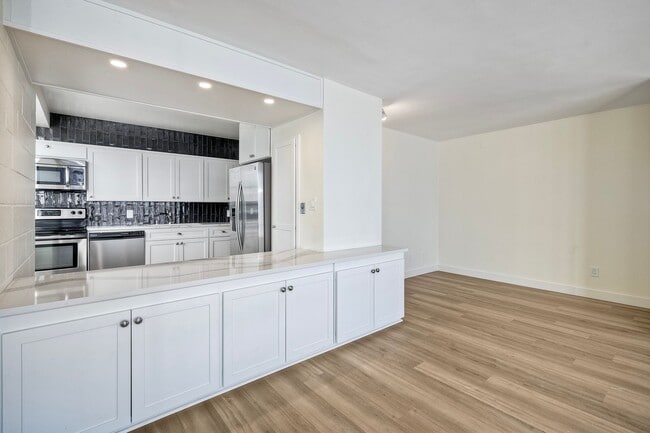 Building Photo - 1250 Cave St