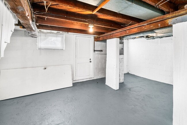 Building Photo - 5724 W 8th St