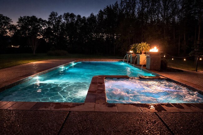 Building Photo - 565 Schaeffer Loop