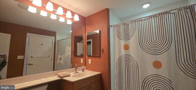 Building Photo - 717 S Christopher Columbus Blvd