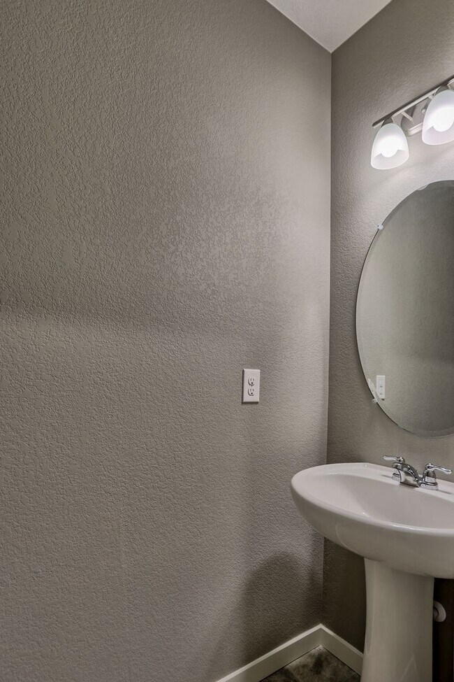 Building Photo - 4 Bedroom home in Windsor