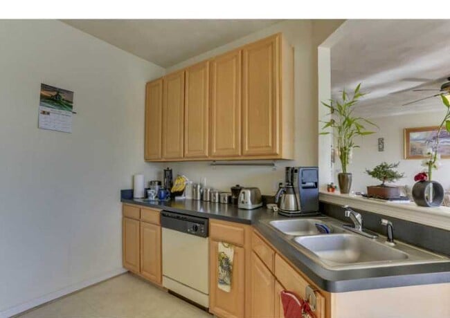 Building Photo - 5236 Summer Crescent