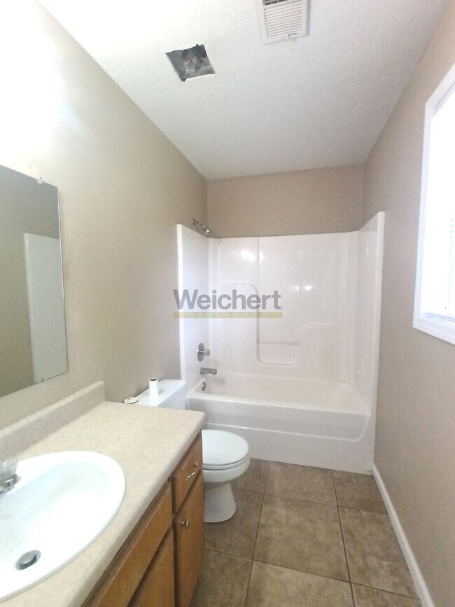 Building Photo - 3Bed/2Bath w/ fenced backyard