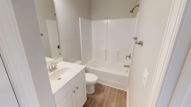 Building Photo - 60 Racquet Club Dr