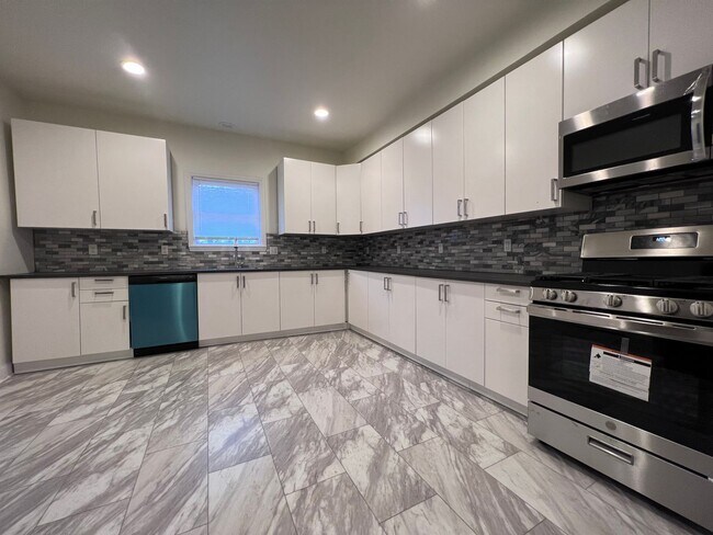 Building Photo - Updated 5BR 3bath house with off street parking!