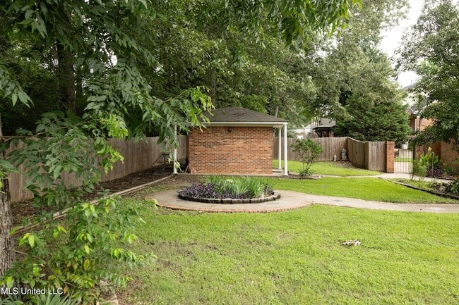 Building Photo - 110 Little John Ln