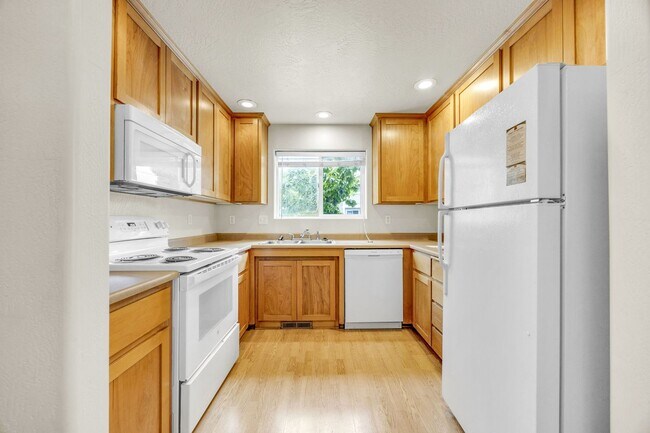 Building Photo - Comfortable 2-Bedroom Upstairs Apartment i...