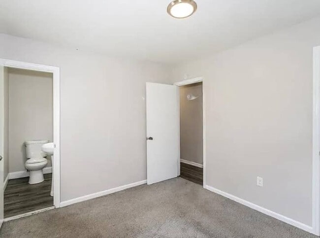 Building Photo - 2910 Dahlia Dr