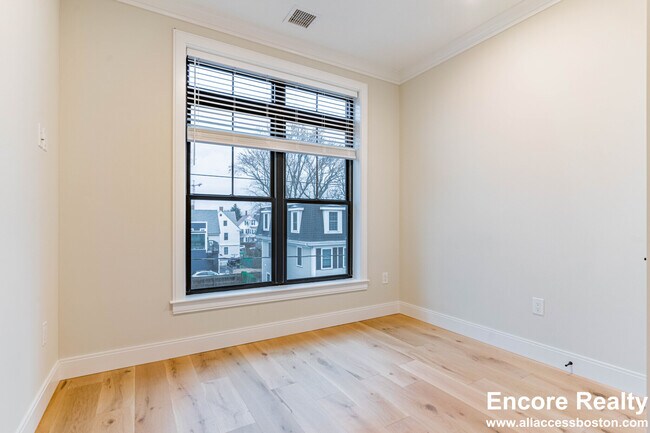 Building Photo - 157 Everett St