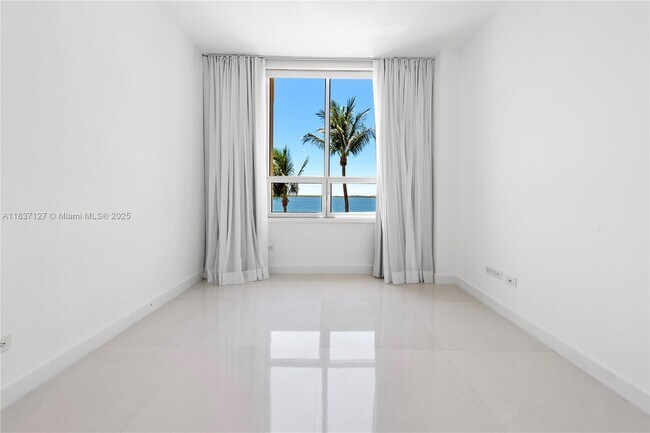 Building Photo - 808 Brickell Key Dr