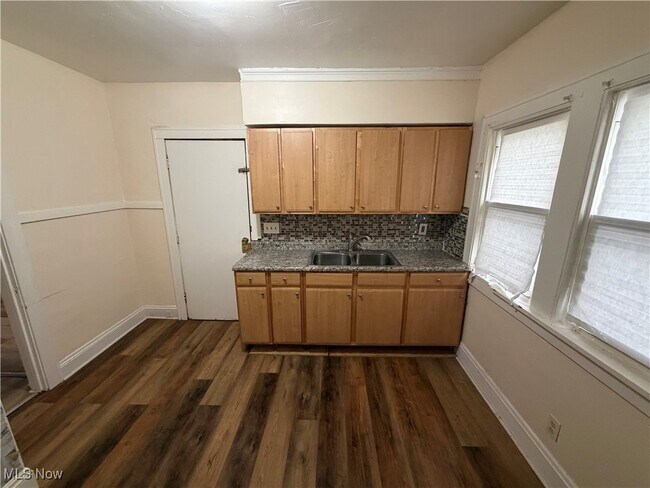 Building Photo - 924 Helmsdale Rd