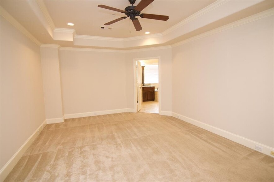 Building Photo - 6353 Richmond Ave