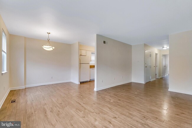 Building Photo - 9754 E Roosevelt Blvd