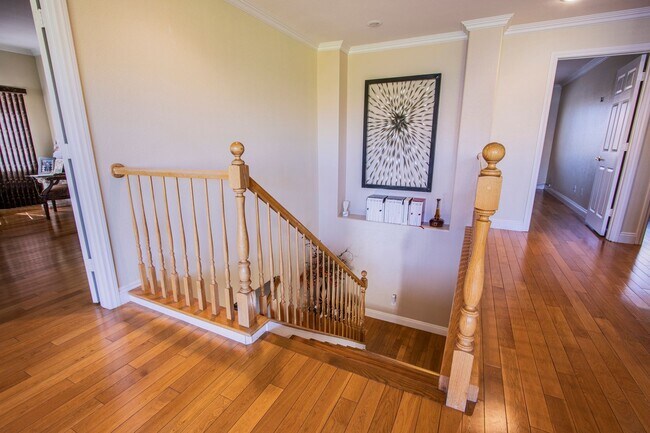 Building Photo - Elegant and Spacious 5Bed/3Bath home nestl...