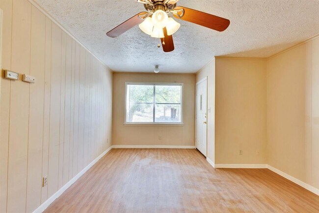 Building Photo - 908 N LBJ Dr