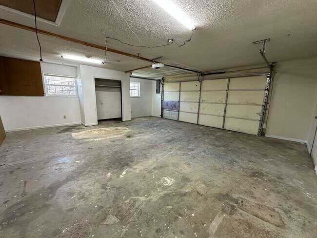 Building Photo - Beautiful 4 Bed / 2.5 Bath w/ 2-car garage & fenced yard –  Move-In Ready!