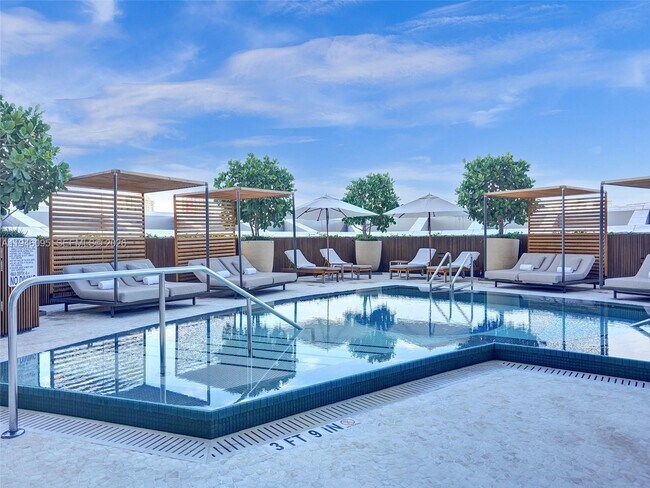 Building Photo - 17001 Collins Ave