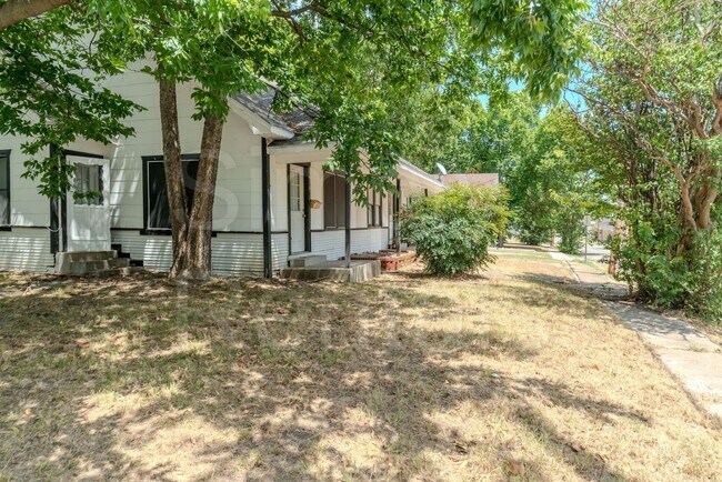 Building Photo - 1410 Sycamore St
